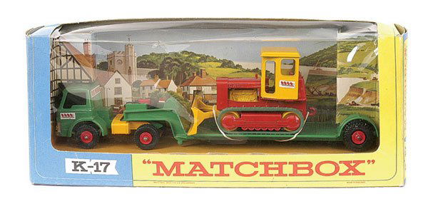 Matchbox K17 Ford D800 Low Loader with Bulldozer: Matchbox Kingsize K17 Ford D800 Articulated Low Loader with Case Bulldozer Load - Taylor Woodrow decals, K17 Tractor Unit baseplate which is screwed rather than riveted together, clear plastic trailer