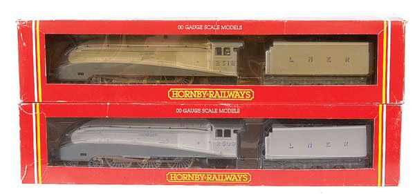 2 x Hornby Railways 4-6-2 A4 Class Locos: Hornby Railways, pair of 4-6-2 LNER three tone grey A4 Class Locos, (1) R099 No.2512 "Silver Fox", (2) No.2509 "Silver Link", conditions Excellent Plus to Mint in Good to Good Plus boxes but with some