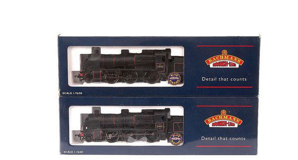 Bachmann - 2 x 2-6-0 N Class Mogul Steam Locos: Bachmann, pair of BR lined black 2-6-0 N Class Mogul Steam Locos, (1) 32-161 No.31862, (2) 32-162 No.31401, both have slope sided Tenders, conditions Excellent Plus to Near Mint in Good Plus to Excell