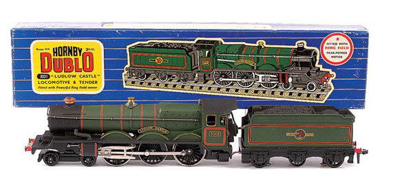 Hornby Dublo 4-6-0 No.5002 "Ludlow Castle": Hornby Dublo 3-rail 3221 4-6-0 BR green Castle Class Loco No.5002 "Ludlow Castle", complete with instruction booklet dated 2/61 and guarantee slip, some very minor lining loss, condition Excellent Plu
