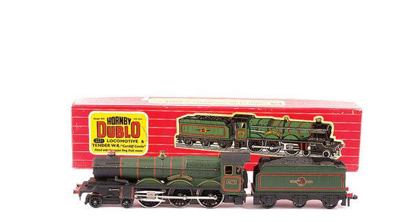Hornby Dublo 4-6-0 No.4075 "Cardiff Castle": Hornby Dublo 2-rail 2221 4-6-0 BR green Castle Class Loco No.4075 "Cardiff Castle", complete with instruction booklet dated 8/60 and guarantee slip, very minor lining loss to left hand cylinder, plus