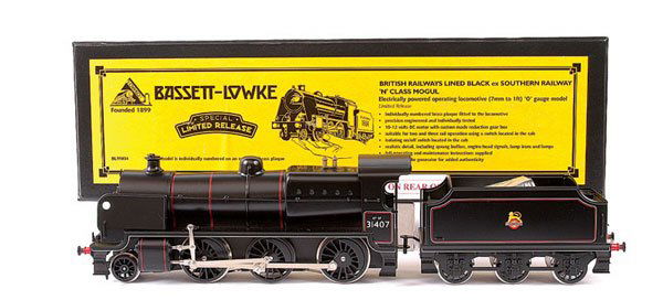 Corgi/Bassett-Lowke 2-6-0 "N Class Mogul": Corgi/Bassett-Lowke 2-6-0 Loco and Tender "N Class Mogul" BR black No.31407, 3-rail Electric. Appears unused and is No.325 of a limited number. Complete with instructions and Bassett-Lowke cloth Mint