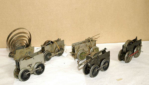 Hornby O Gauge Clockwork Motors: Hornby O Gauge a quantity of Clockwork Motors consisting of No.1 Special, early No.2 and a No.2 Special Tank. The lot also includes 2 x Bassett-Lowke 4 coupled Clockwork mechanism and an early Hornby