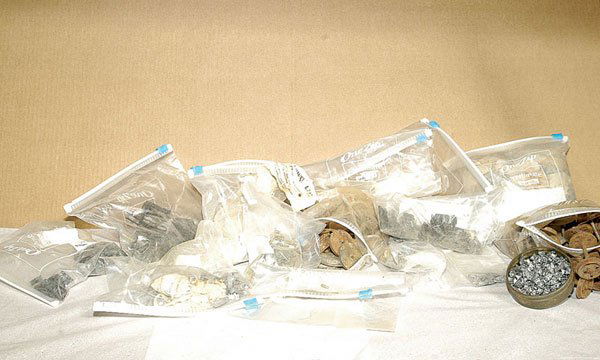 O Gauge & Gauge 1 Spare Parts: O Gauge & 1 a quantity of spare parts Bassett-Lowke and others consisting of rail chairs, lever frame, buffers, fish plates, a quantity of gauge 1 wagon and coach wheels, together with a small quantit