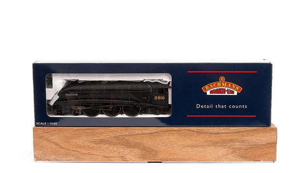 Bachmann 31-962 4-6-2 No.2510 "Quicksilver": Bachmann (Limited Edition) 31-962 4-6-2 Wartime black A4 Class Loco No.2510 "Quicksilver", complete with certificate No.234 of 350 produced for Rails of Sheffield. Condition Near Mint to Mint in Excel