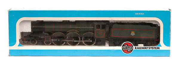 Airfix OO No.4078 4-6-0 "Pembroke Castle": Airfix OO Gauge No.4078 4-6-0 BR green Castle Class Loco No.4078 "Pembroke Castle", this loco was issued by Dapol from years 1983 through 1985 and is very hard to find in this condition, condition Nea