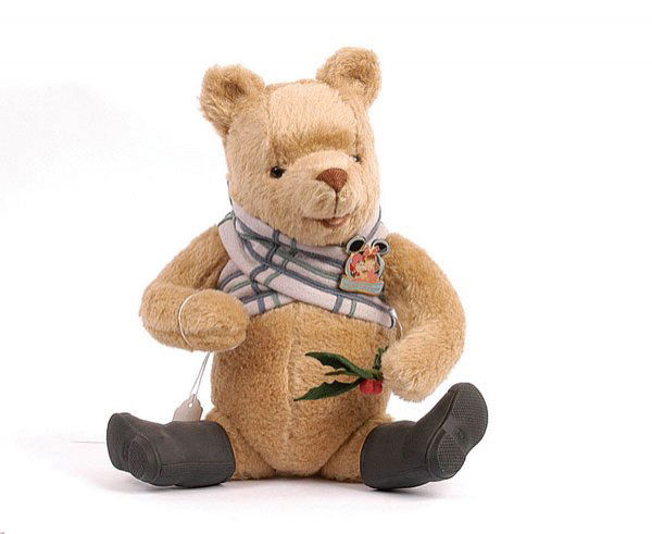 R. John Wright Holiday Winnie the Pooh: R. John Wright Holiday Winnie the Pooh, Walt Disney World Teddy & Doll Convention Special, 1997, LE 761/1000, blonde mohair, complete with Disney pin, tag, certificate, box, 13"/33cm.