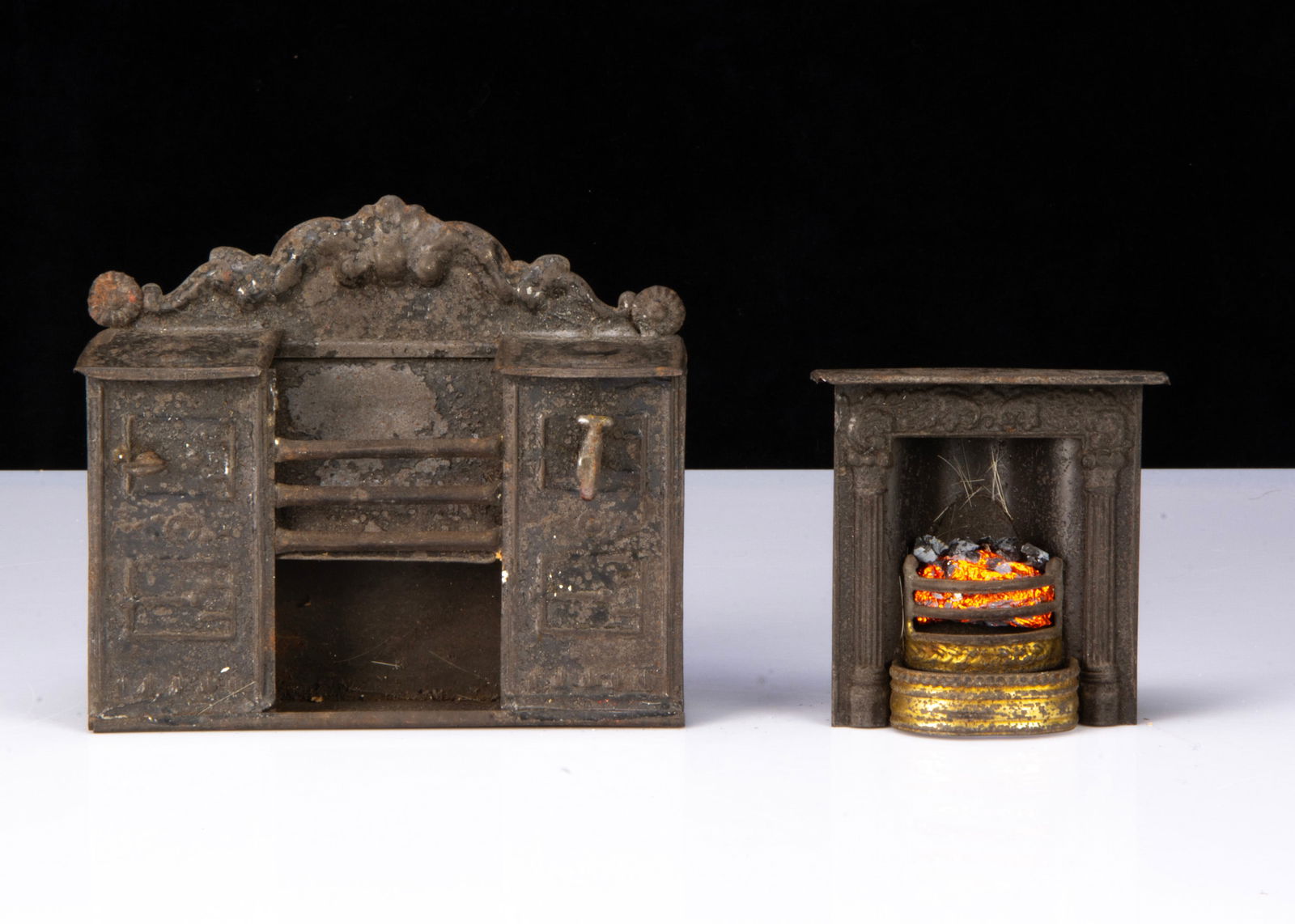 An Evans & Cartwright tinplate dolls’ house range and fireplace, (1 of 1)
