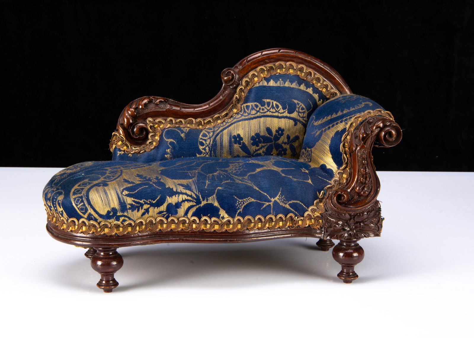 A late 19th century doll’s chaise longue, (1 of 1)