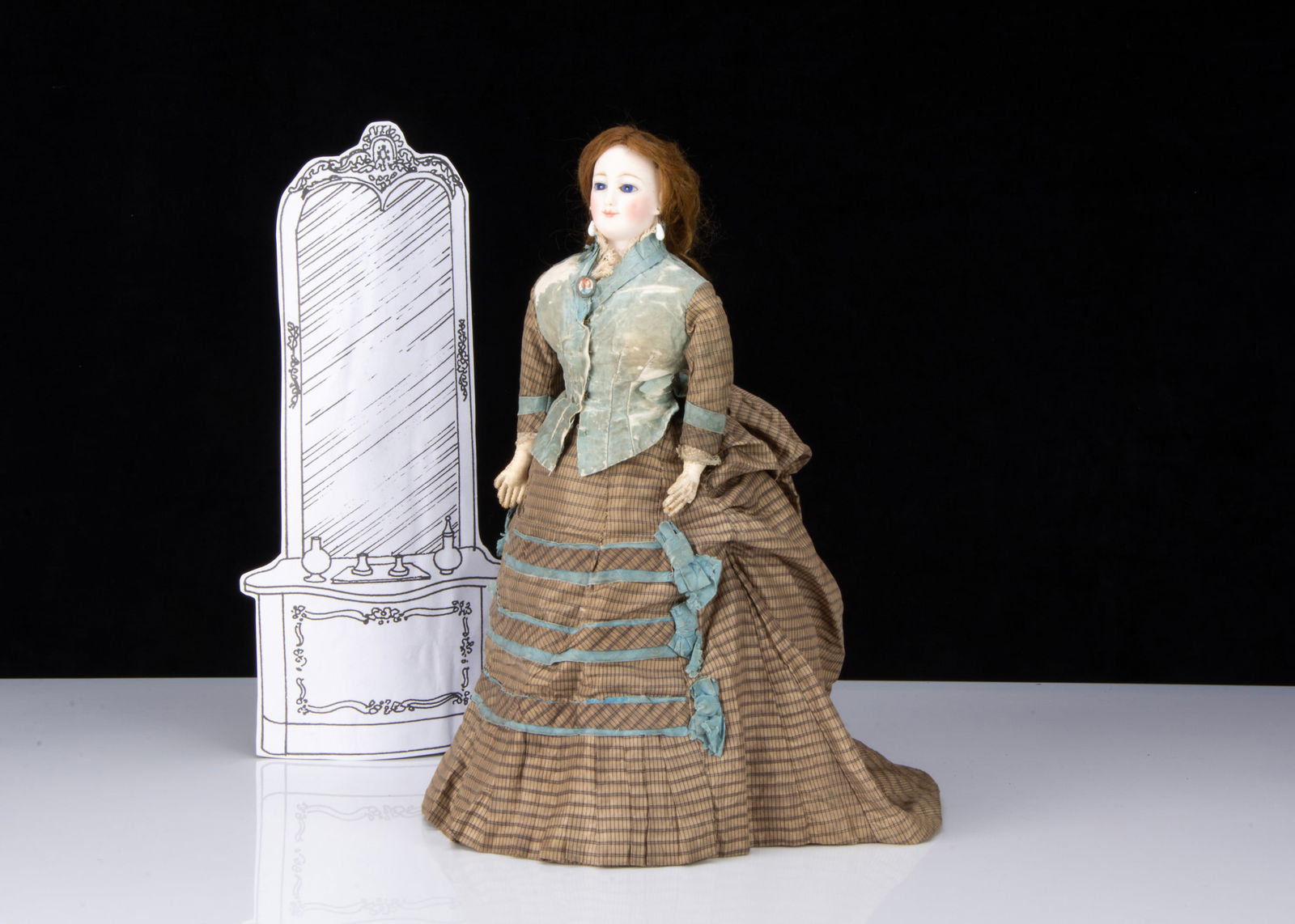 A French bisque shoulder head fashionable doll with simple cotton body, (1 of 6)