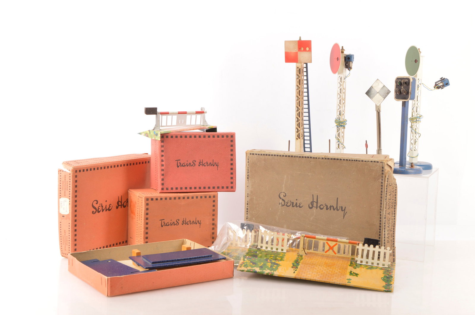 French Hornby 0 Gauge Signal Cabins Signals and other Accessories (11),: French Hornby 0 Gauge Signal Cabins Signals and other Accessories (11), two demontable signal boxes in original boxes, one as 'Poste No. 2', in buff with red roof, the other also Poste No. 2 (37km fro