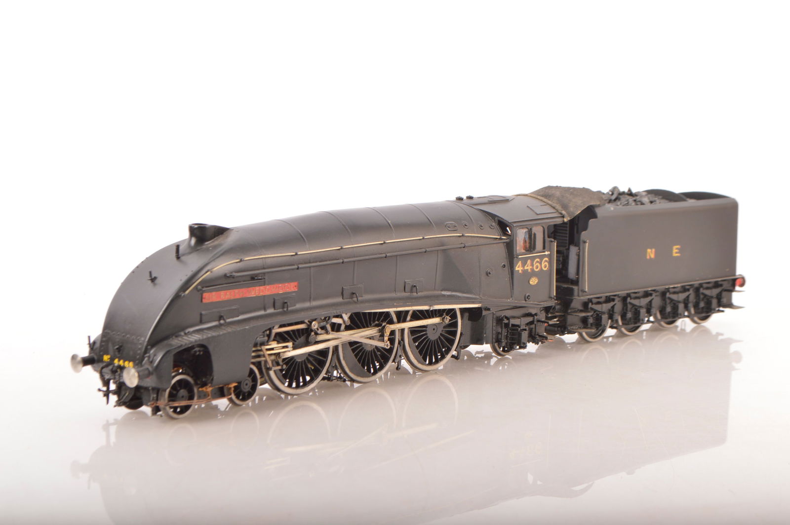 Kitbuilt Finescale 0 Gauge 4-6-2 Loco & Tender Streamlined LNER Black A4 class 'Sir Ralph Wedgwood',: Kitbuilt Finescale 0 Gauge 4-6-2 Loco & Tender Streamlined LNER Black A4 class 'Sir Ralph Wedgwood', No.4468, 2-rail finescale electric, well built and painted in plain war time black, detail includes