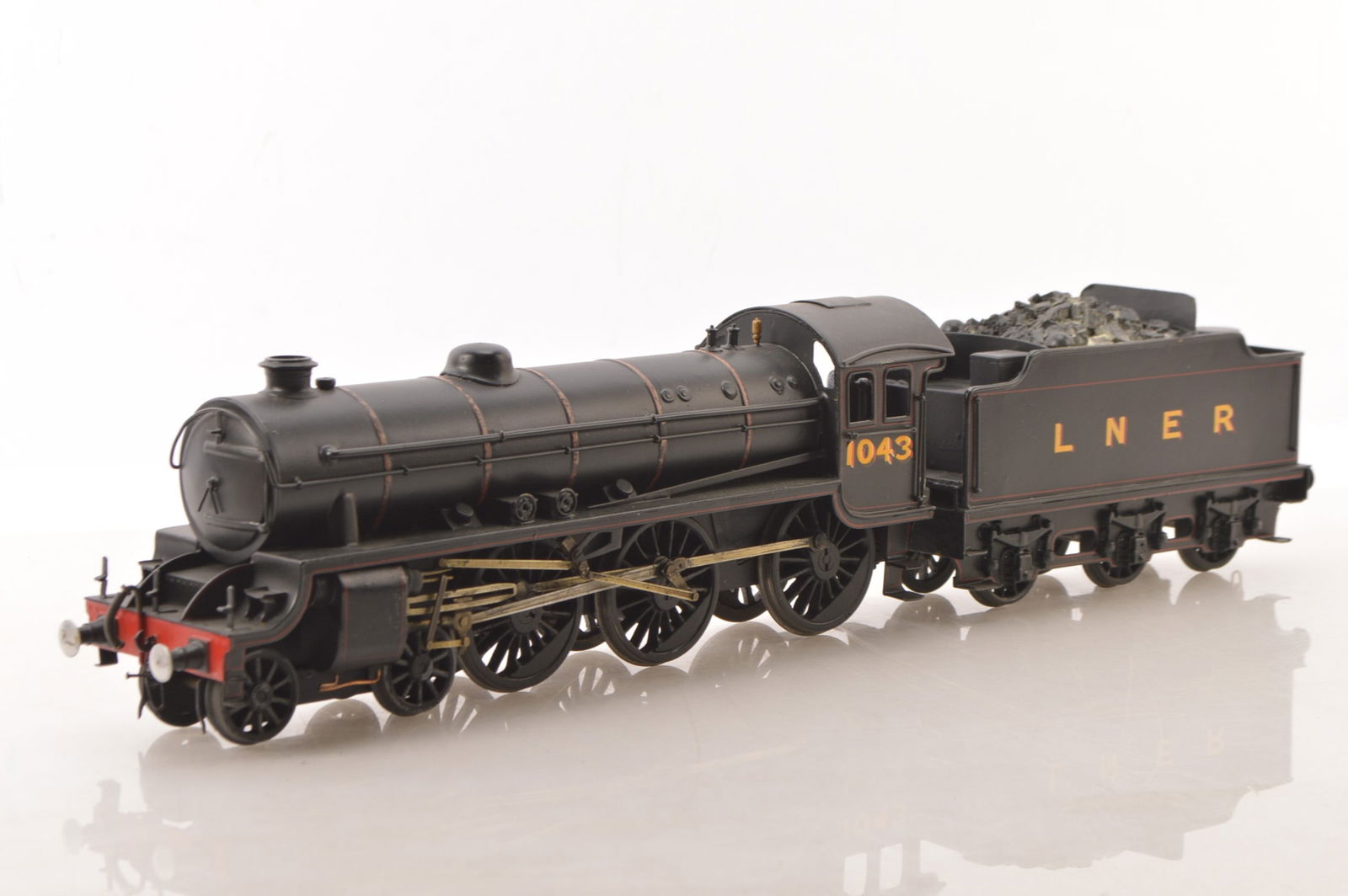 A kit-built Semi-Finescale 0 Gauge 2-rail electric LNER B1 class 4-6-0 Locomotive and Tender,: A kit-built Semi-Finescale 0 Gauge 2-rail electric LNER B1 class 4-6-0 Locomotive and Tender, made to earlier standards with LMC bogie and tender wheels, and substantial Bond's motor/drive unit, neatl