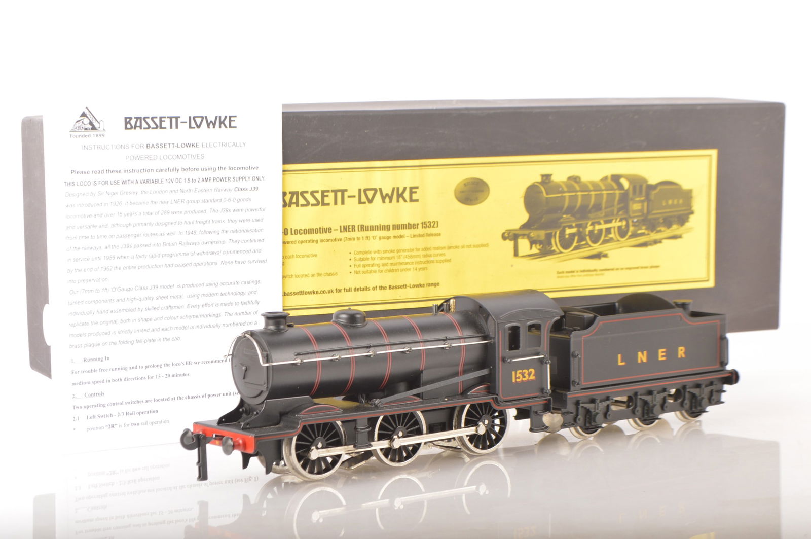Bassett Lowke 0 Gauge modern issue BL99032 (Hornby Hobbies) 0-6-0 Loco & Tender class J39 LNER: Bassett Lowke 0 Gauge modern issue BL99032 (Hornby Hobbies) 0-6-0 Loco & Tender class J39 LNER black, No.1532, 2/3 rail electric, E, box E with instructions, PLEASE NOTE: This lot will attract 20% Vat