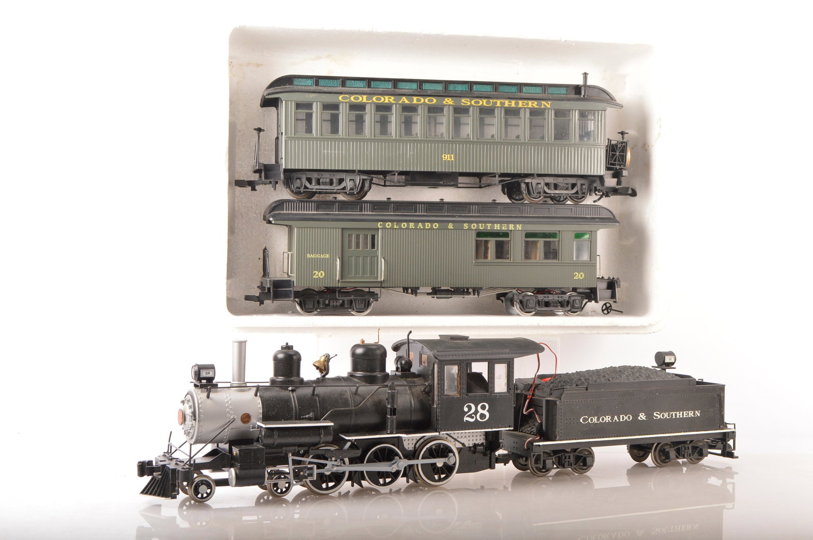 A Bachmann Gauge 1 two-rail American 4-6-0 Locomotive Tender and two Coaches (4),: A Bachmann Gauge 1 two-rail American 4-6-0 Locomotive Tender and two Coaches (4), the loco a Baldwin 'ten-wheeler' in black and silver as Colorado & Southern No. 28, with wiring to tender possibly for
