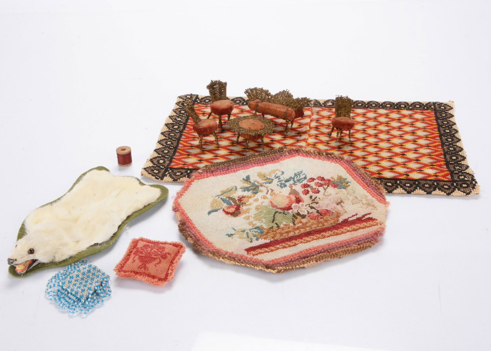 Dolls’ house carpets and textiles, (1 of 1)