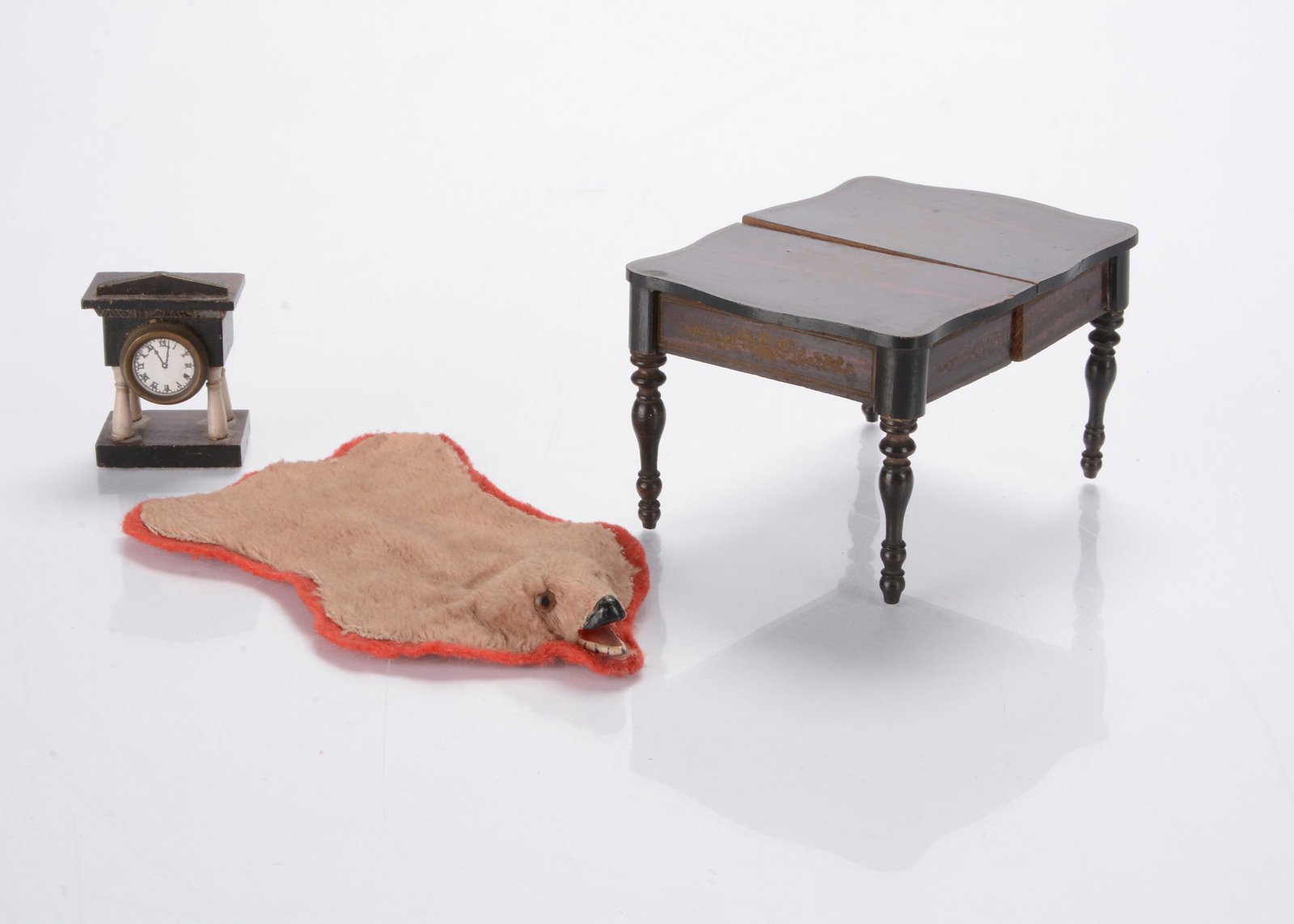 An 19th century Waltershausen dolls’ house extending dinning table, (1 of 1)
