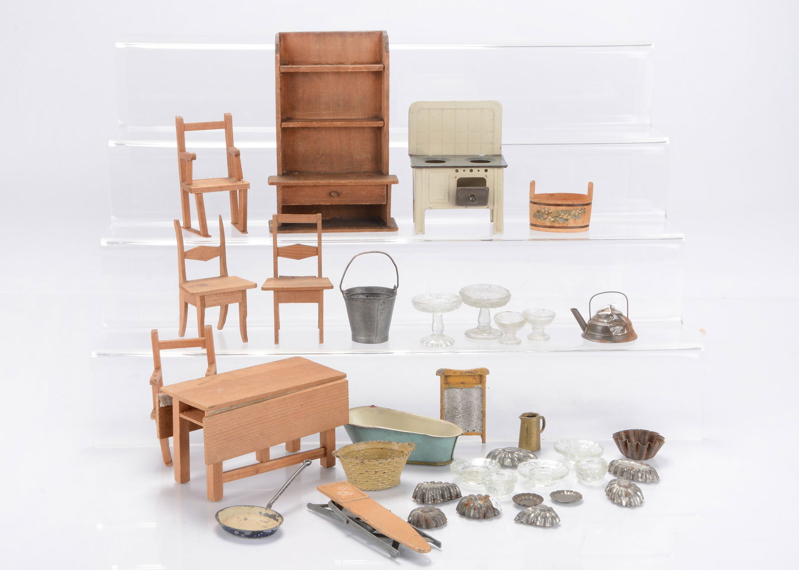 Dolls’ house kitchen items, (1 of 1)