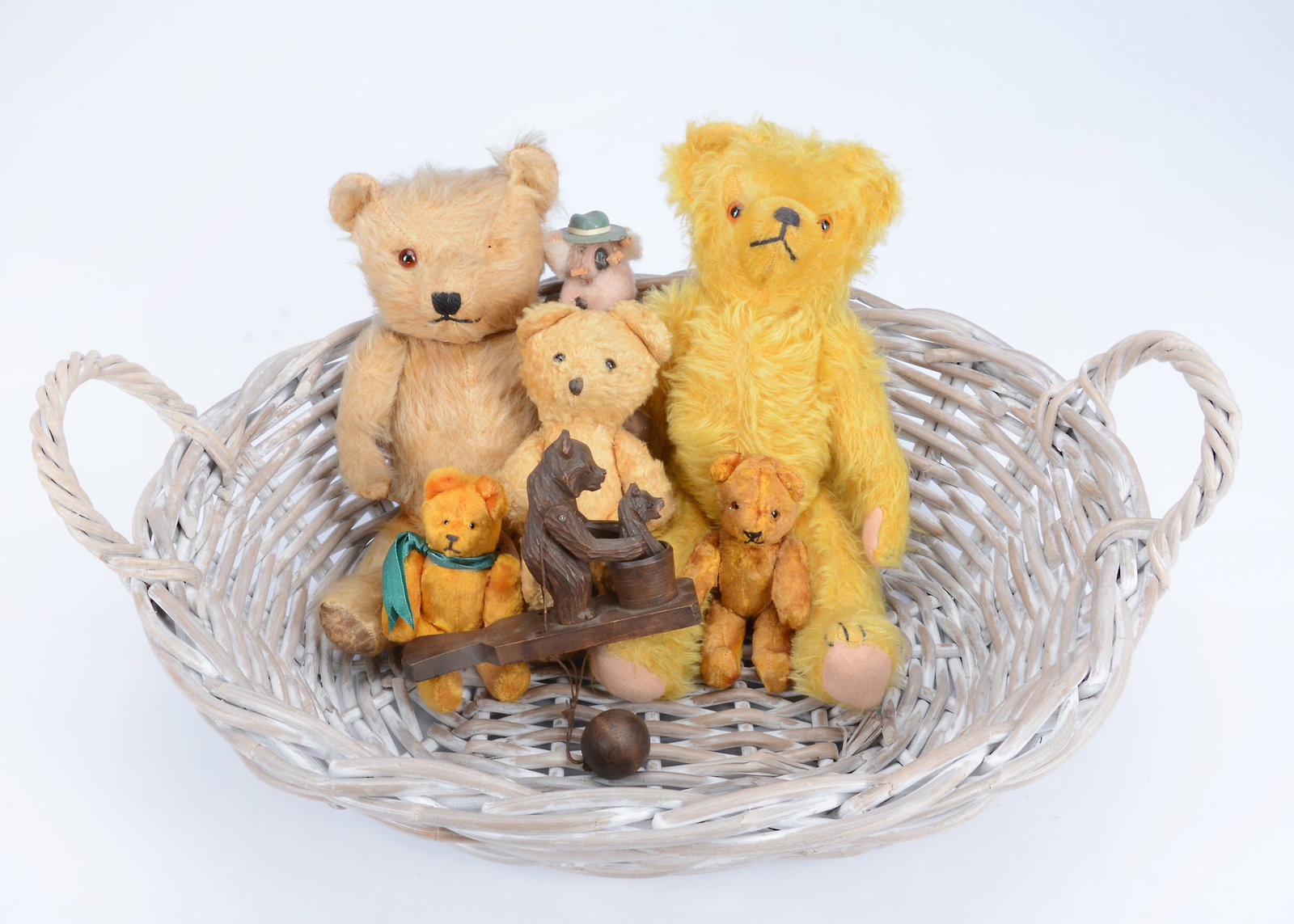 Five post-war teddy bears, (1 of 1)