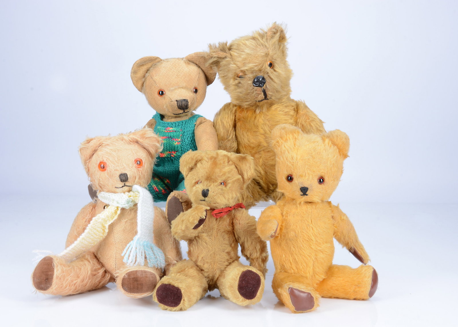 Five post-war teddy bears, (1 of 1)