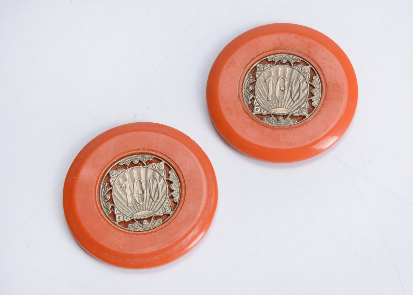 Two 1930s bakelite Casino De I'Elysee Palace ‘100’ gaming chips, (1 of 1)