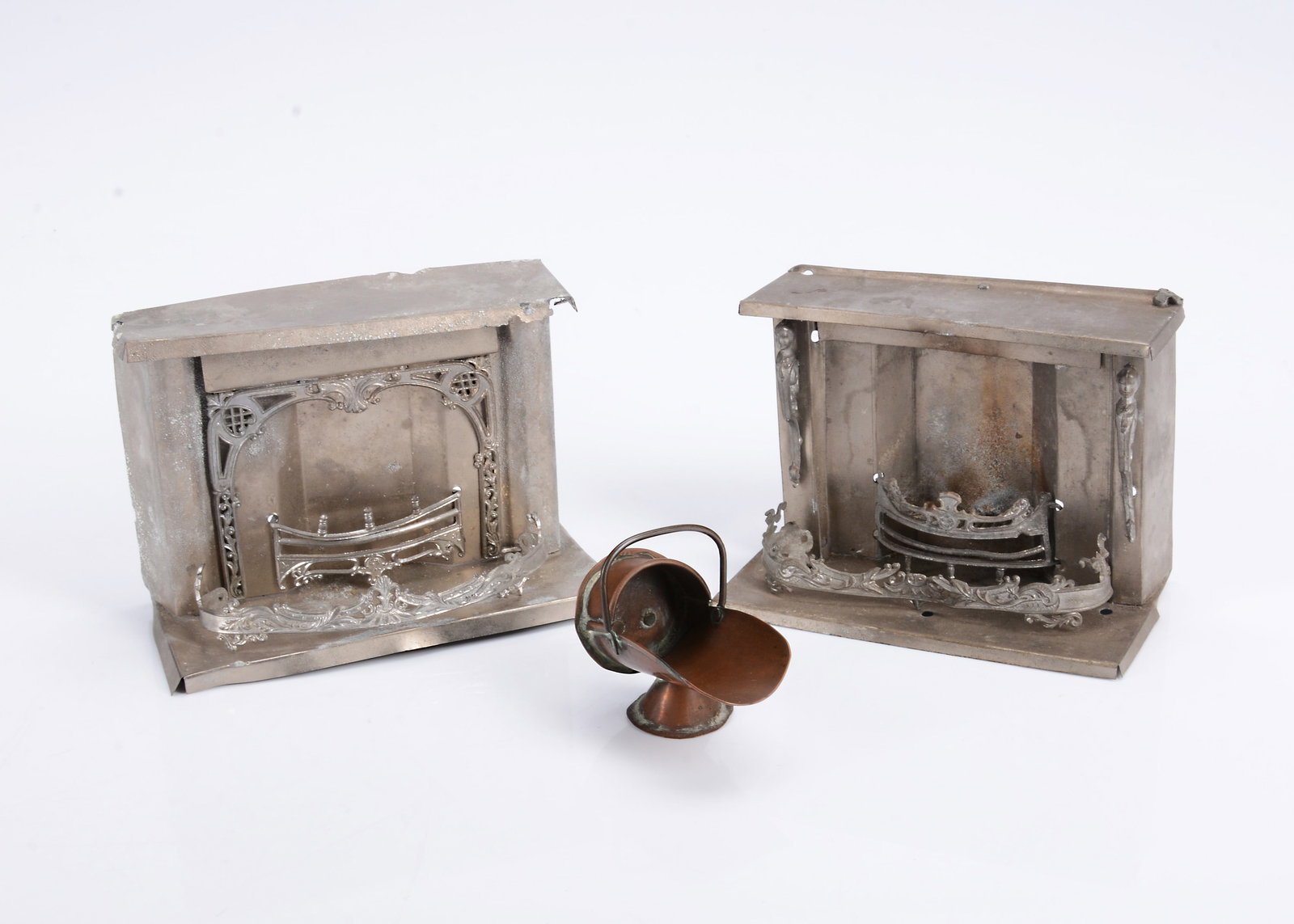 A pair of 19th century tinplate dolls’ house fireplaces, (1 of 1)