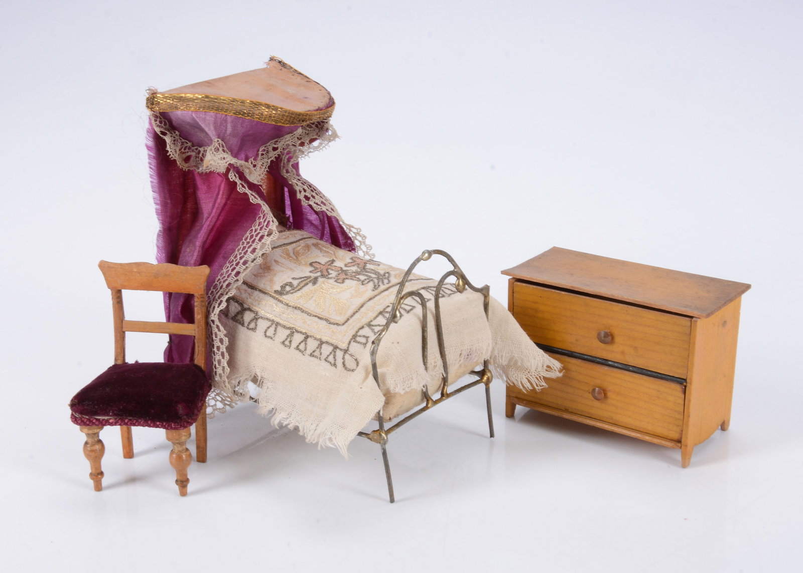 An 19th century wire dolls’ house bed, (1 of 1)