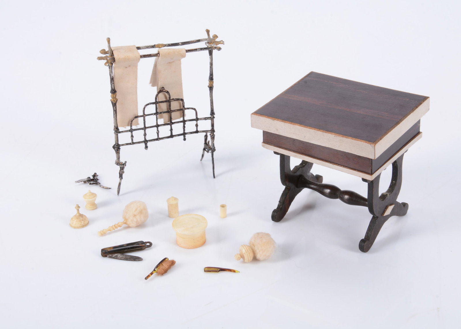 An 19th century Waltershausen dolls’ house dressing table, (1 of 1)