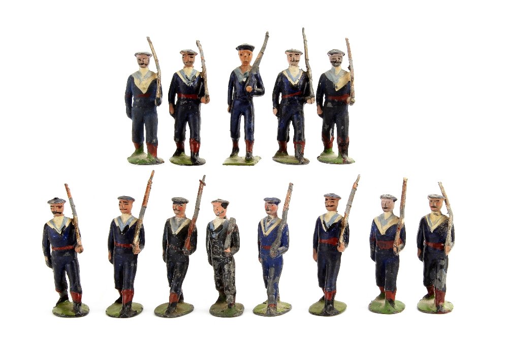 Britains B series Royal Navy, Bluejackets, F-G (13): Britains B series Royal Navy, Bluejackets, F-G (13) Bluejackets, 1 square and 12 oval bases, non-matching paint, 8 bayonets missing