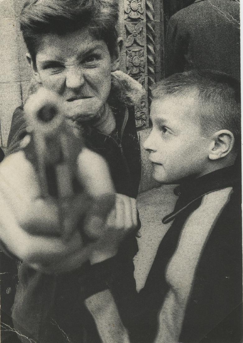 WILLIAM KLEIN Old Photo Print PC , 1991: All items in this sale are guaranteed originals. Please contact us if there is a misrepresentation so that the item can be returned. The dimensions are 4.25" x 6".