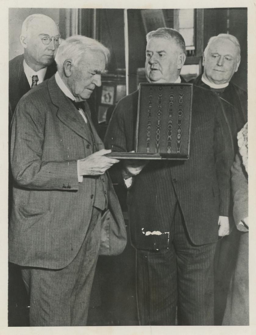 CENTRAL PRESS Thomas A. Edison, 1929: All items in this sale are guaranteed originals. Please contact us if there is a misrepresentation so that the item can be returned. The image dimensions are 8.5" x 6.5".