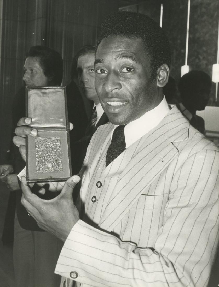 La Medaille de Paris to PELE Soccer, 1976: All items in this sale are guaranteed originals. Please contact us if there is a misrepresentation so that the item can be returned. The image dimensions are 7.5" x 10".