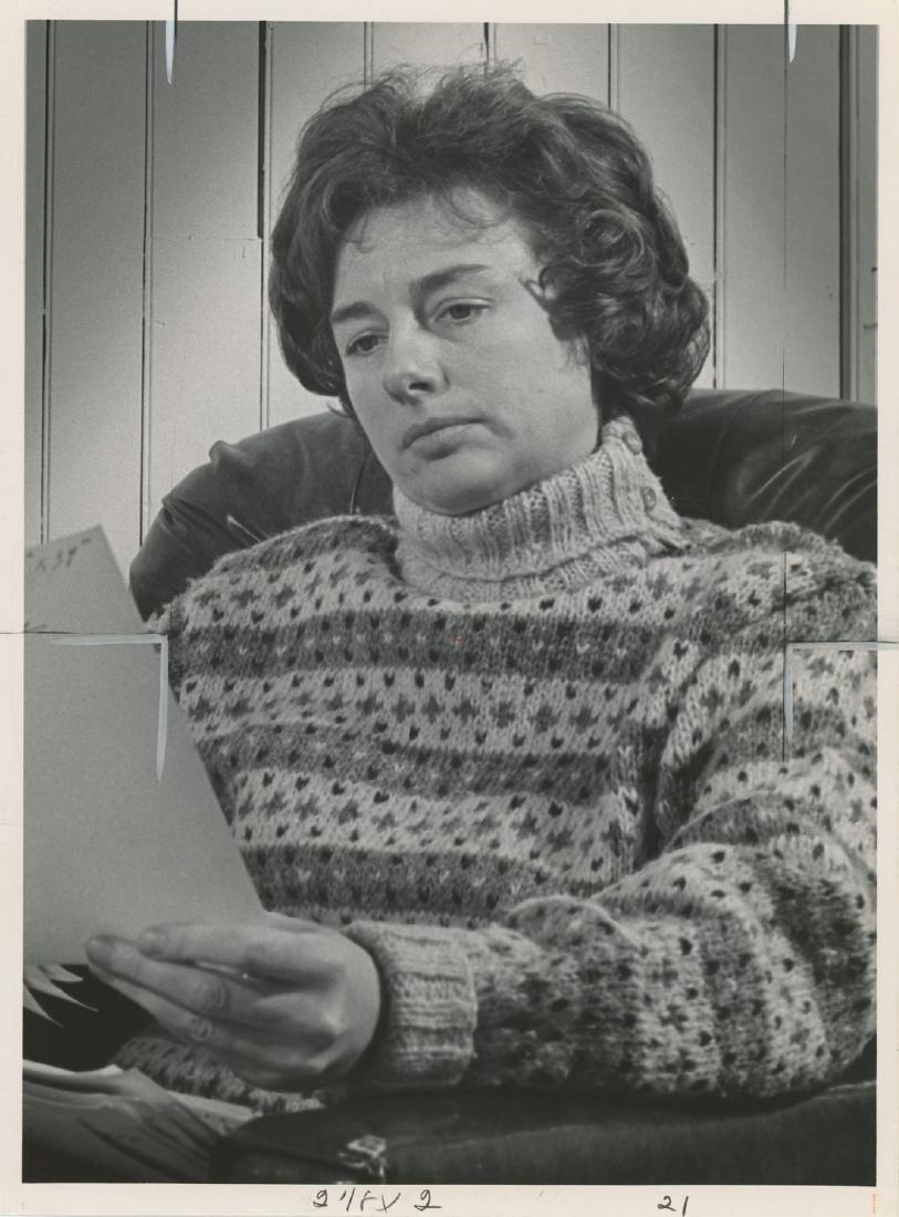 WILLIAM L. KLENDER, Photo of Grace Hartigan, 1963: All items in this sale are guaranteed originals. Please contact us if there is a misrepresentation so that the item can be returned. The paper dimensions are 10" x 8".