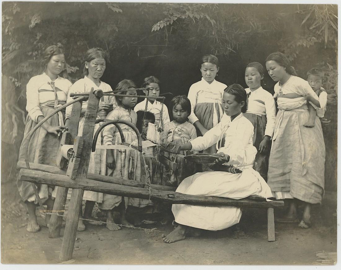 Antique Early Photo Korea Working Textiles: This original and authentic photograph of the time is a unique opportunity for collectors. The provenance is from Victor Forbin's private collection. This collection remained stored since the middle o
