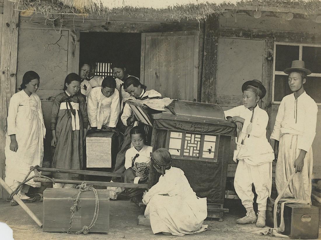Antique Early Photo Korea Transportation to Vote: This original and authentic photograph of the time is a unique opportunity for collectors. The provenance is from Victor Forbin's private collection. This collection remained stored since the middle o
