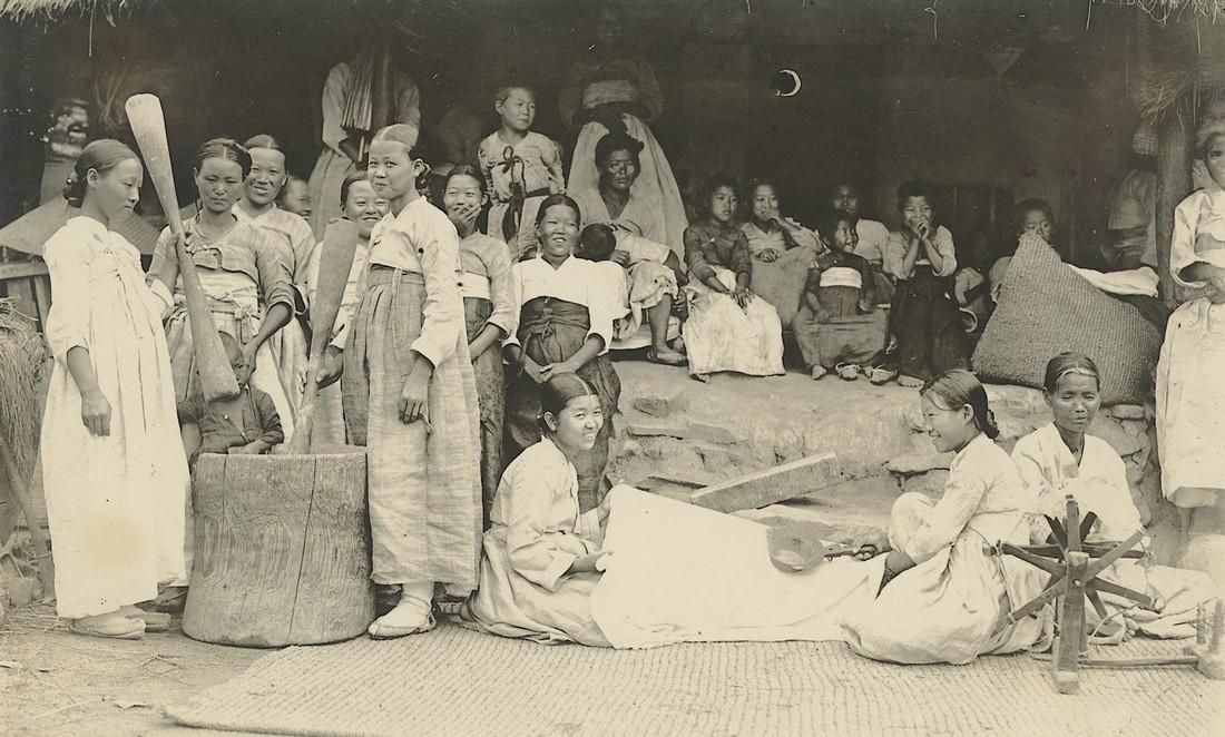 Antique Early Photo Girls at Work, Korea: This original and authentic photograph of the time is a unique opportunity for collectors. The provenance is from Victor Forbin's private collection. This collection remained stored since the middle o