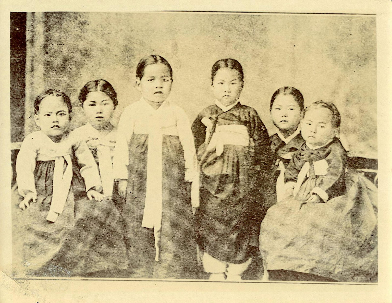 Antique Early Photo Korea Girls Kids: This original and authentic photograph of the time is a unique opportunity for collectors. The provenance is from Victor Forbin's private collection. This collection remained stored since the middle o