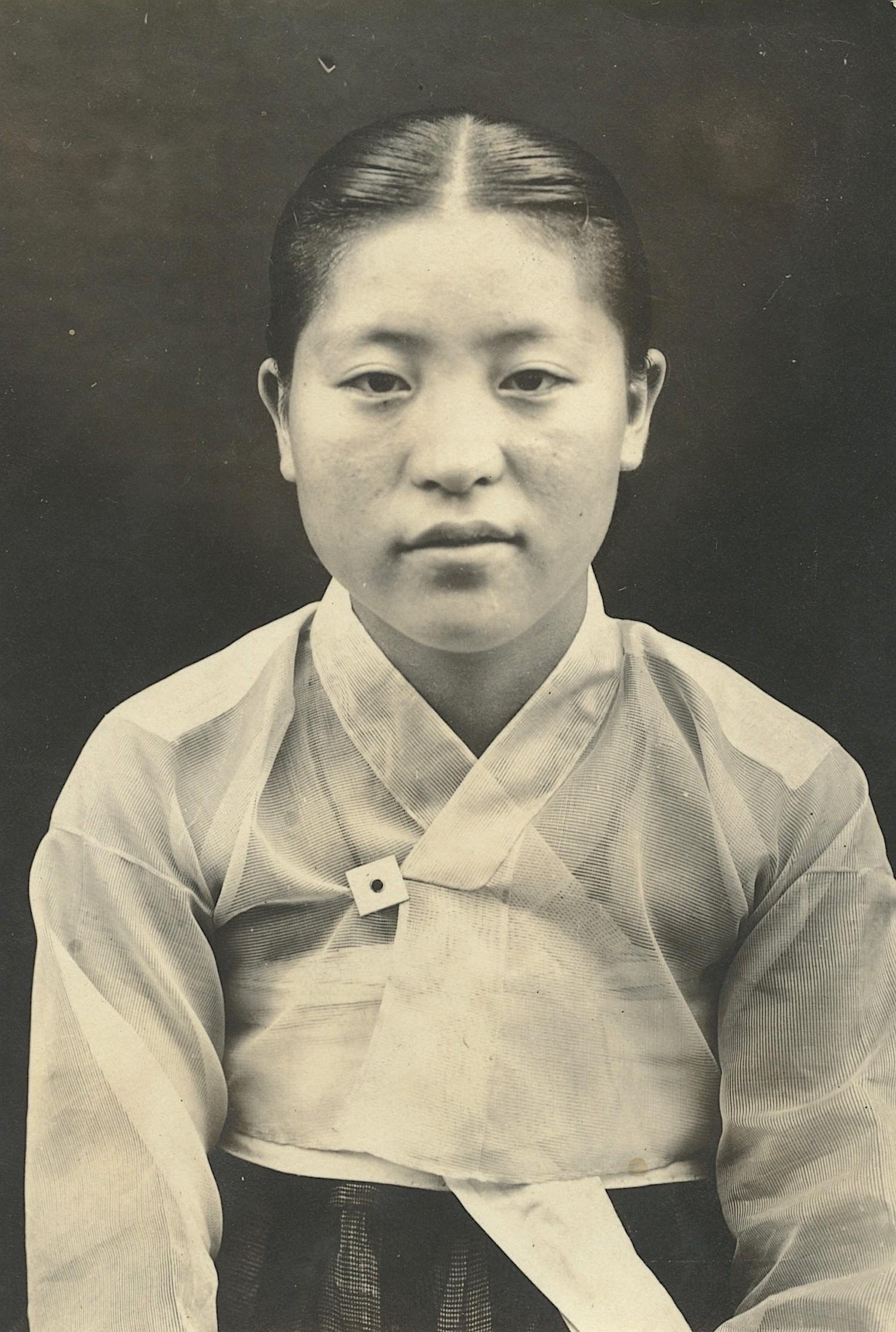 Antique Early Photo Korean Portrait Woman: This original and authentic photograph of the time is a unique opportunity for collectors. The provenance is from Victor Forbin's private collection. This collection remained stored since the middle o