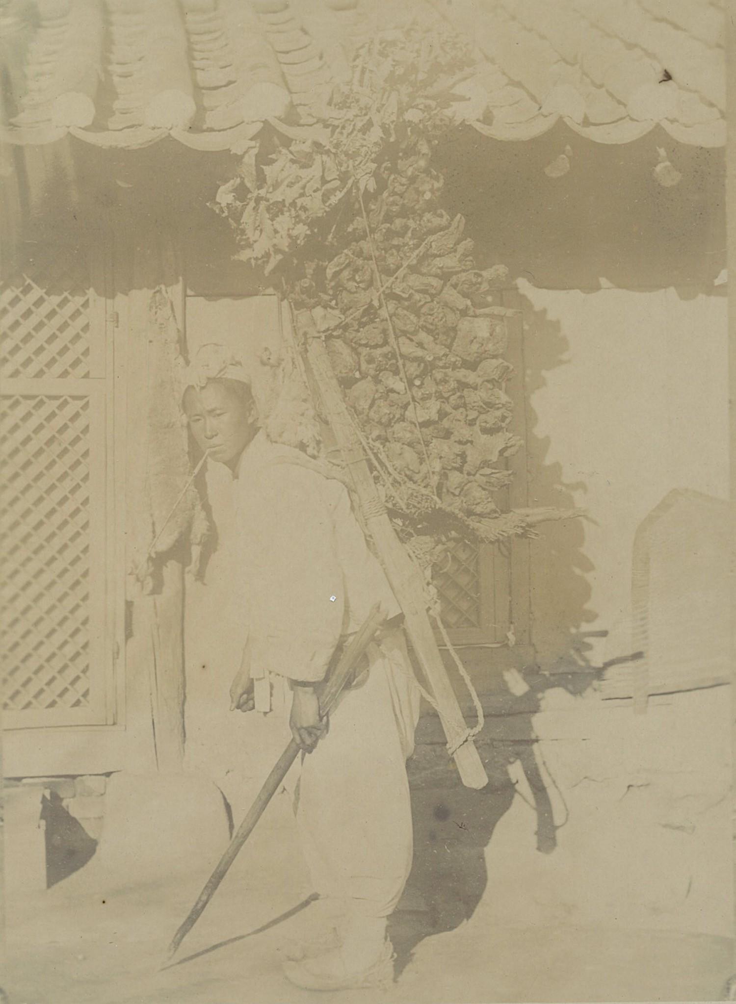 Antique Early Photo Man Carrying Woods in Seoul Korea: This original and authentic photograph of the time is a unique opportunity for collectors. The provenance is from Victor Forbin's private collection. This collection remained stored since the middle o