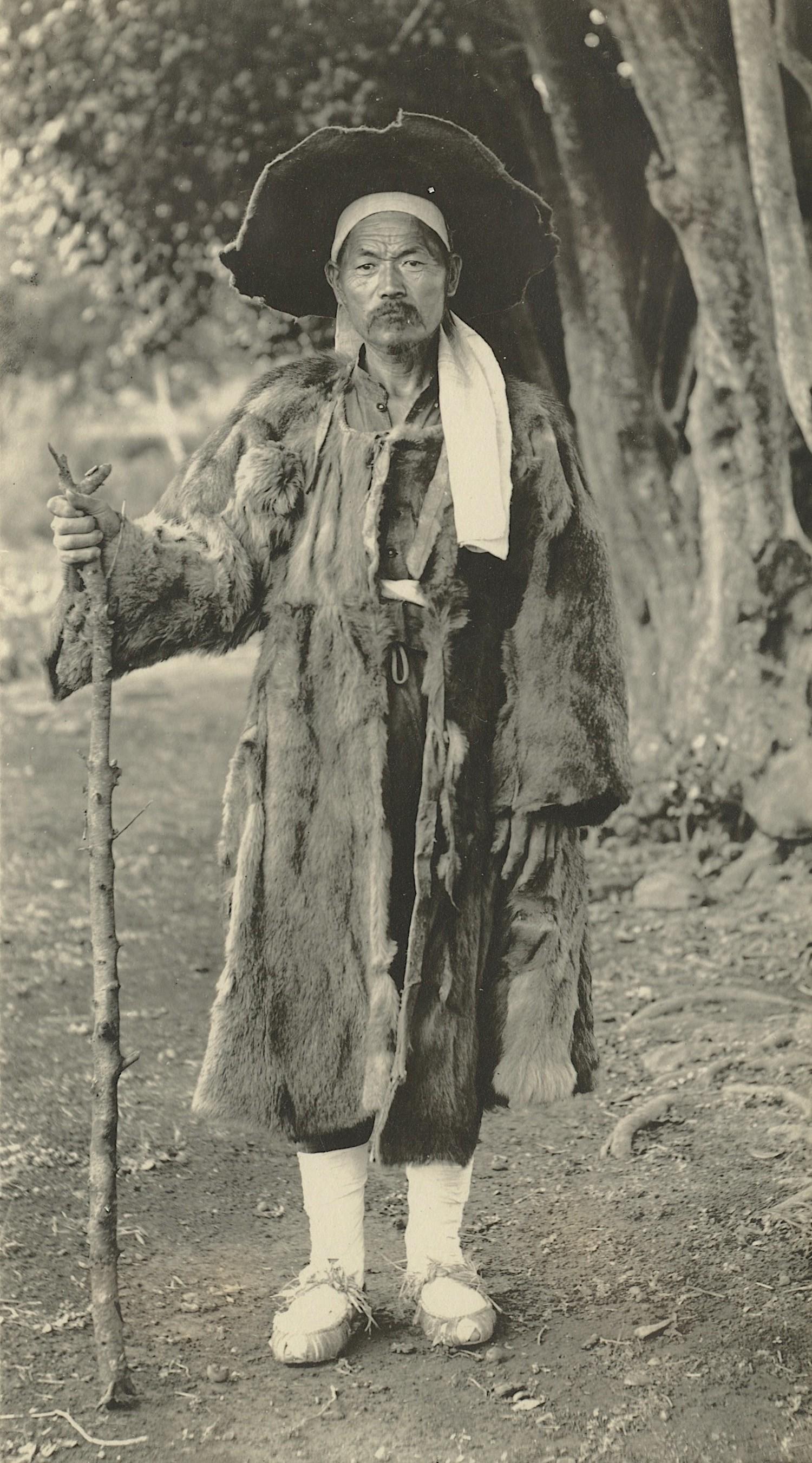 Antique Early Photo Korean Walker: This original and authentic photograph of the time is a unique opportunity for collectors. The provenance is from Victor Forbin's private collection. This collection remained stored since the middle o