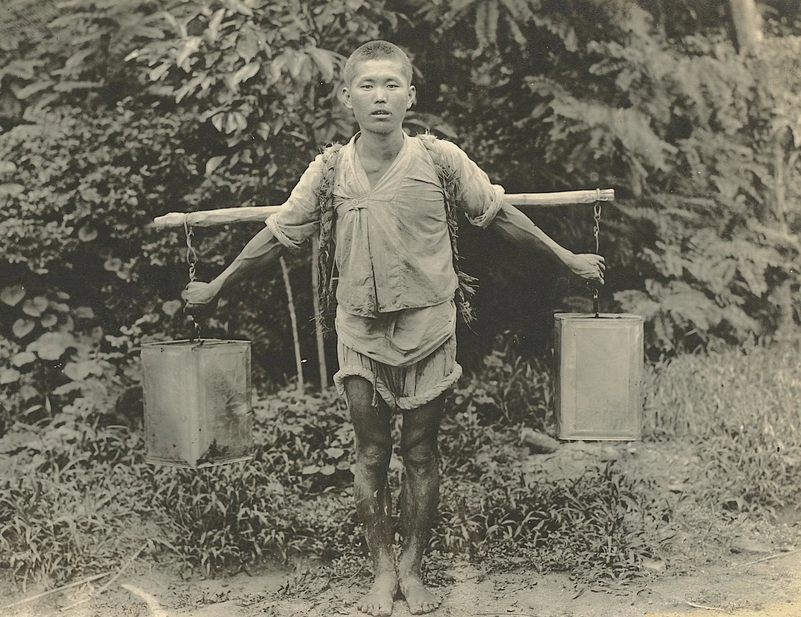 Antique Early Photo Boy Transporting Water in Korea: This original and authentic photograph of the time is a unique opportunity for collectors. The provenance is from Victor Forbin's private collection. This collection remained stored since the middle o