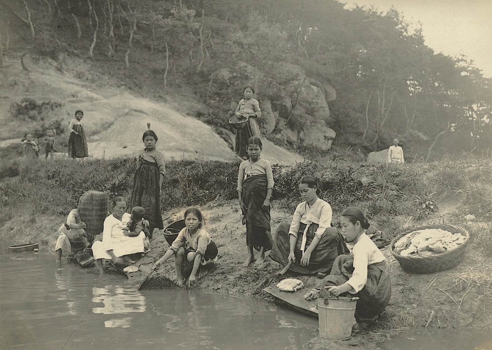 Antique Early Photo Lavandieres in Korea: This original and authentic photograph of the time is a unique opportunity for collectors. The provenance is from Victor Forbin's private collection. This collection remained stored since the middle o