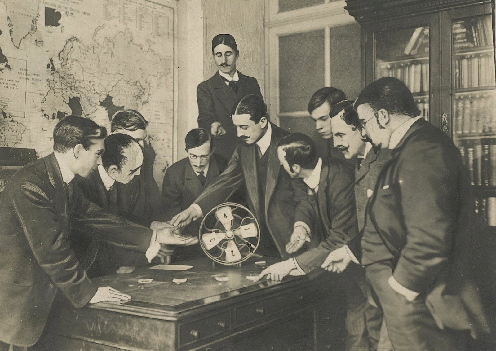 Antique Early Photo Roulette Game with a Fan: This original and authentic photograph of the time is a unique opportunity for collectors. The provenance is from Victor Forbin's private collection. This collection remained stored since the middle o