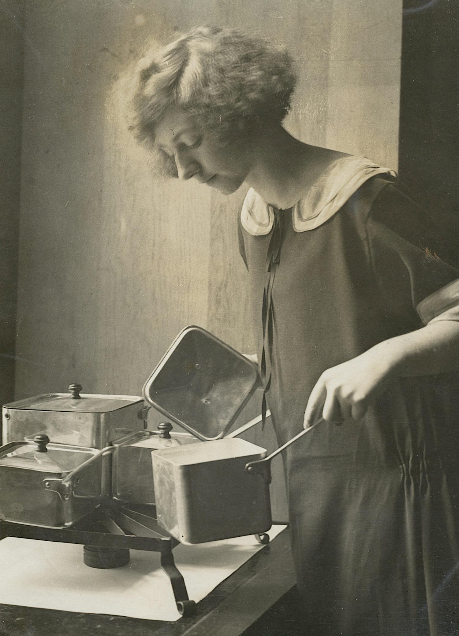 Antique Early Photo Invention Square Saucepans: This original and authentic photograph of the time is a unique opportunity for collectors. The provenance is from top collections in Paris, France. We have tried to include complete images so that the
