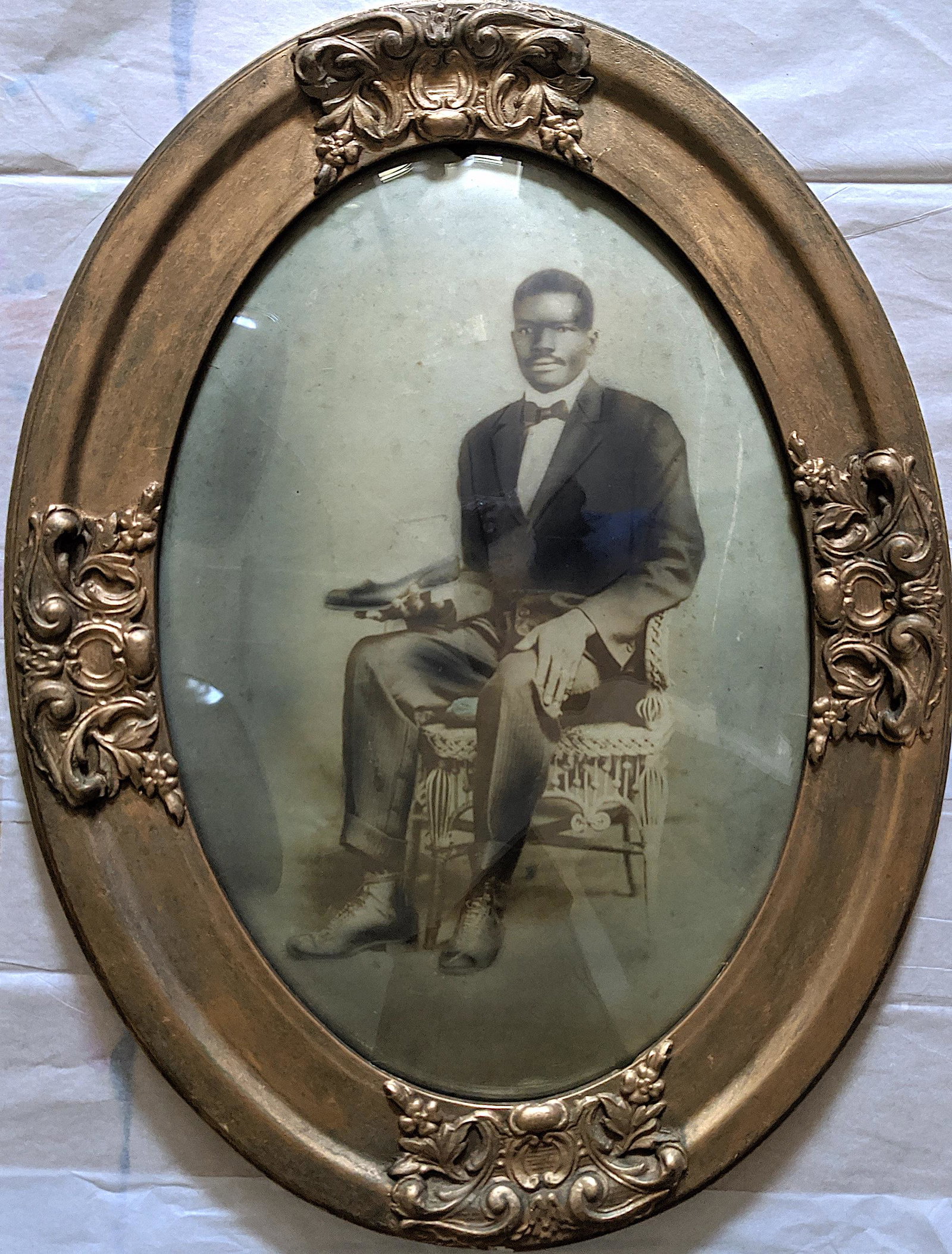 Antique 19th C. Oval Bubble Glass African American: The dimensions are Approx. 25" x 19", including the original frame. This lot is located in Boca Raton, Fl and its shipment will be made directly by Artelisted. Shipping insurance is the responsibility