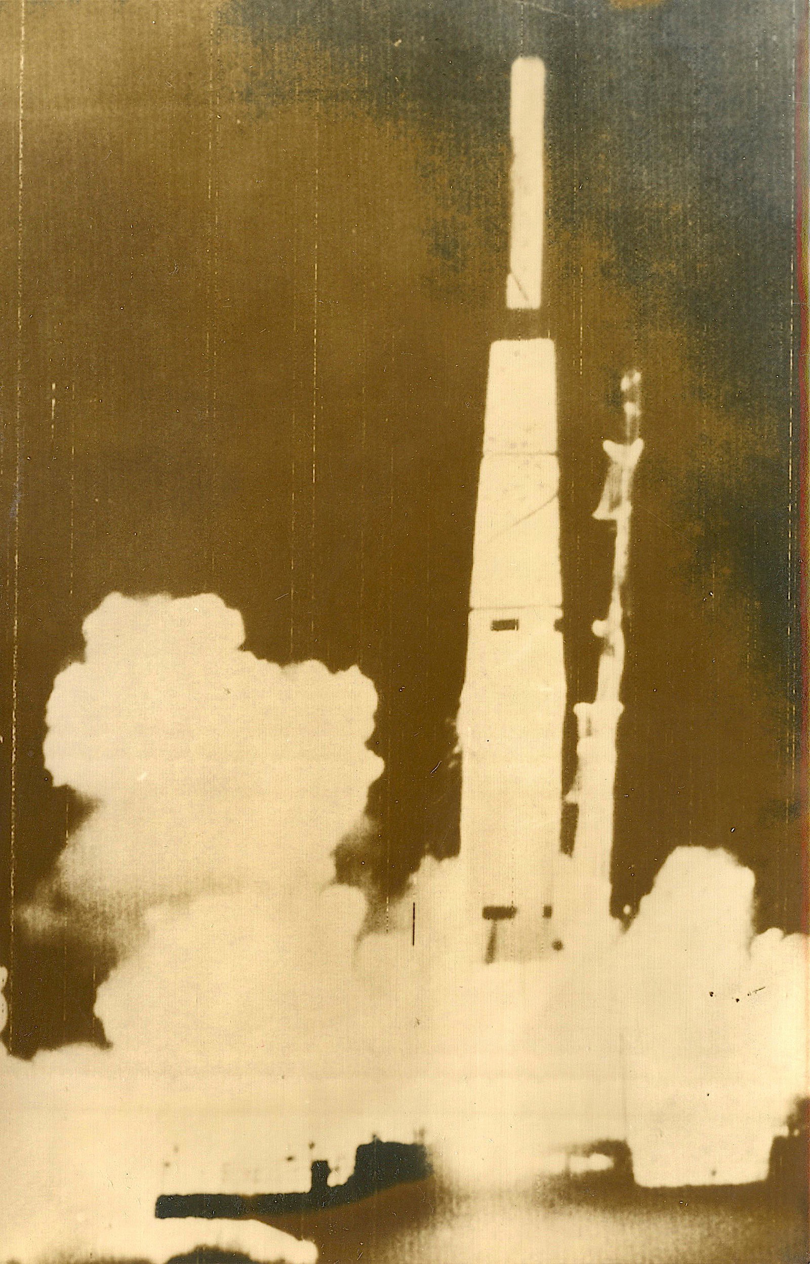 Vintage Wirephoto American Rocket 1958: The dimensions are Approx. 7.25" x 4.75". This lot is located in Boca Raton, Fl and its shipment will be made directly by Artelisted. Shipping insurance is the responsibility of the buyer. Ask us if y