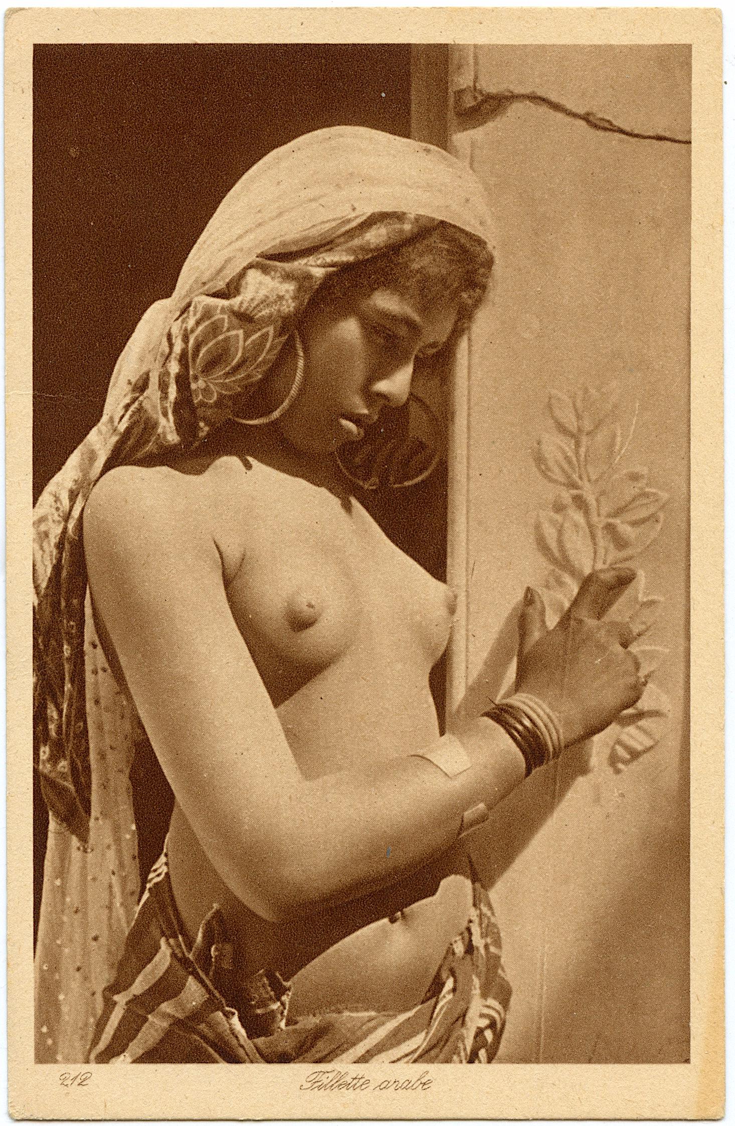 Antique Postcard Female Nude Morocco: The dimensions of an antique/vintage postcard are Approx. 5.5"x 3.5" (small variances can occur). This lot is located in Boca Raton, Fl and its shipment will be made directly by Artelisted. Shipping i
