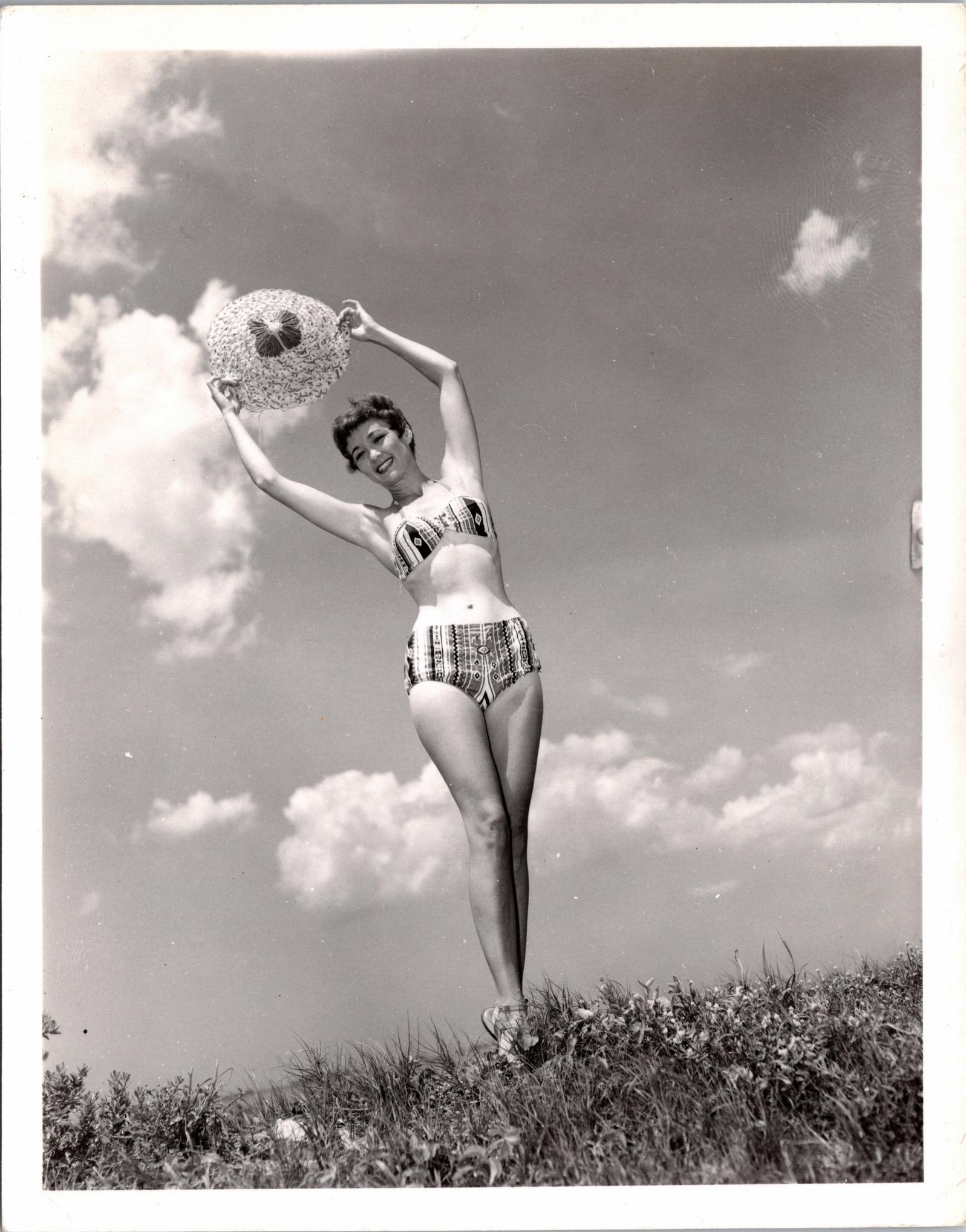 Early Photo by BUNNY YEAGER Original Pin Up: This lot is coming from Bunny Yeager's estate/archives. Linnea Eleanor "Bunny" Yeager (March 13, 1929 - May 24, 2014) was an American photographer and pin-up model. She met Bettie Page in 1954, and to