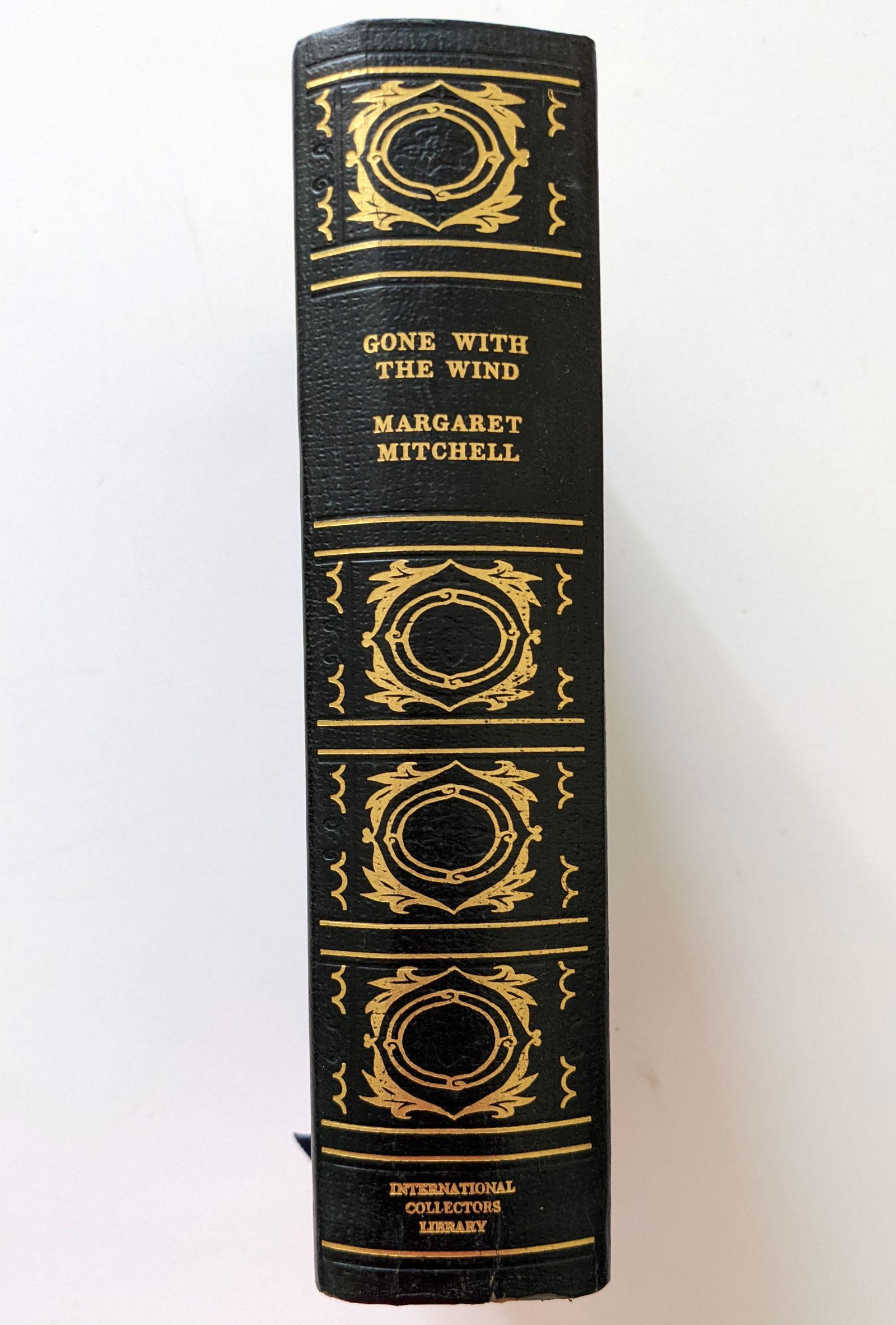 Book Gone With The Wind by MARGARET MITCHELL: The provenance of this item is from a WWII veteran collector in Georgia. This lot is located in Boca Raton, Fl and its shipment will be made directly by Artelisted. Shipping insurance is the responsib