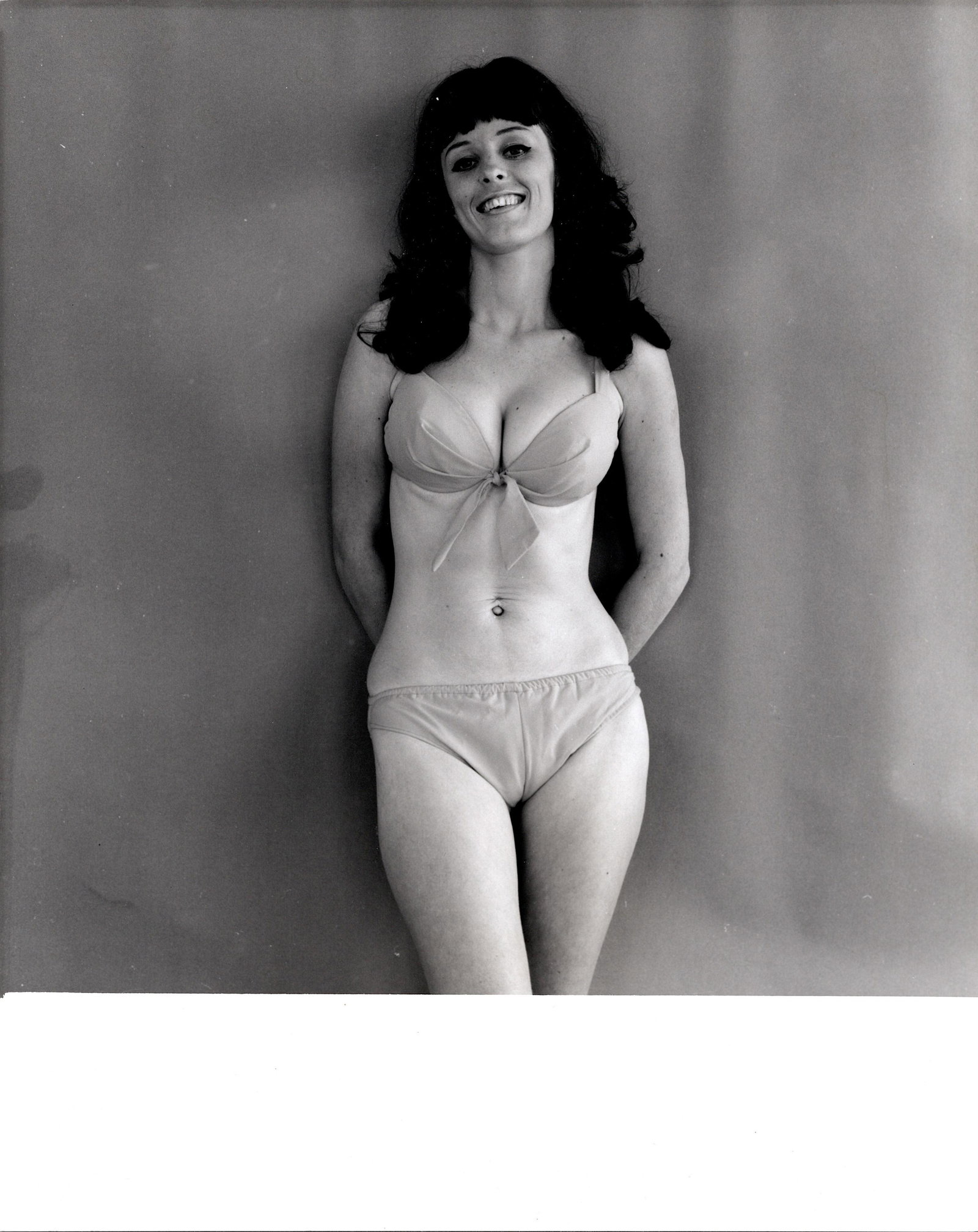 Vintage Original Photo Pin Up BUNNY YEAGER Model: The dimensions are Approx. 10" x 8". This lot is coming from Bunny Yeager's estate/archives. Linnea Eleanor "Bunny" Yeager (March 13, 1929 - May 24, 2014) was an American photographer and pin-up model